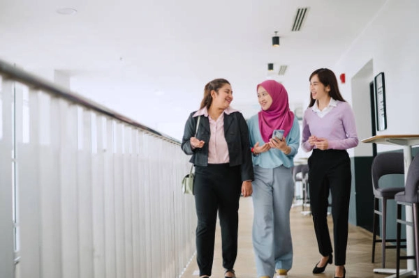 پوشش زنان مالزی در اماکن عمومی چگونه است؟